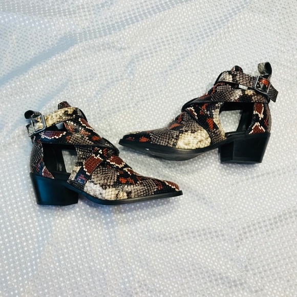 Allsaints Darcy leather pointed toe bootie - Picture 2 of 13